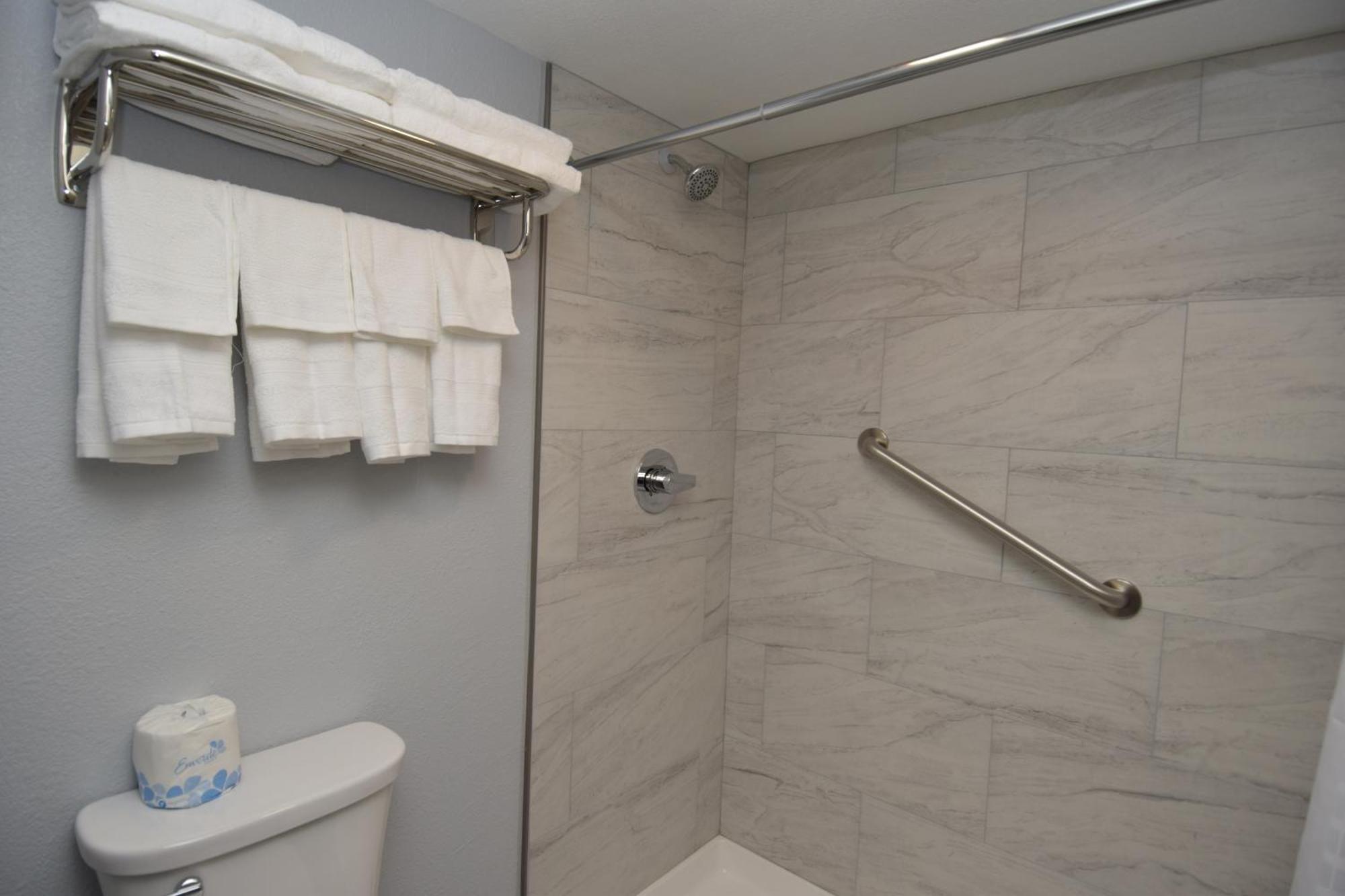 Baymont By Wyndham Batavia - Darien Lake Room photo